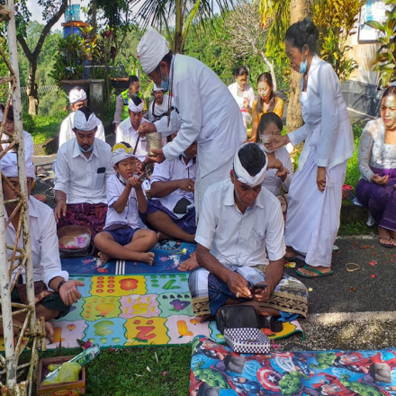 SEMBAHYANG SARASWATI DI PADMASANA KANTOR DESA